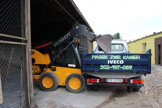 Załadunek IVECO poprzez JCB ROBOT 170 POLSKIE KRUSZYWO, Plac Rzemieślnicza 5, 62-025 Kostrzyn