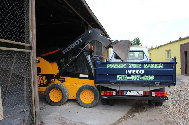 Załadunek IVECO poprzez JCB ROBOT 170 POLSKIE KRUSZYWO, Plac Rzemieślnicza 5, 62-025 Kostrzyn