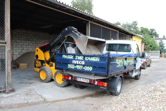 Załadunek IVECO poprzez JCB ROBOT 170 POLSKIE KRUSZYWO, Plac Rzemieślnicza 5, 62-025 Kostrzyn